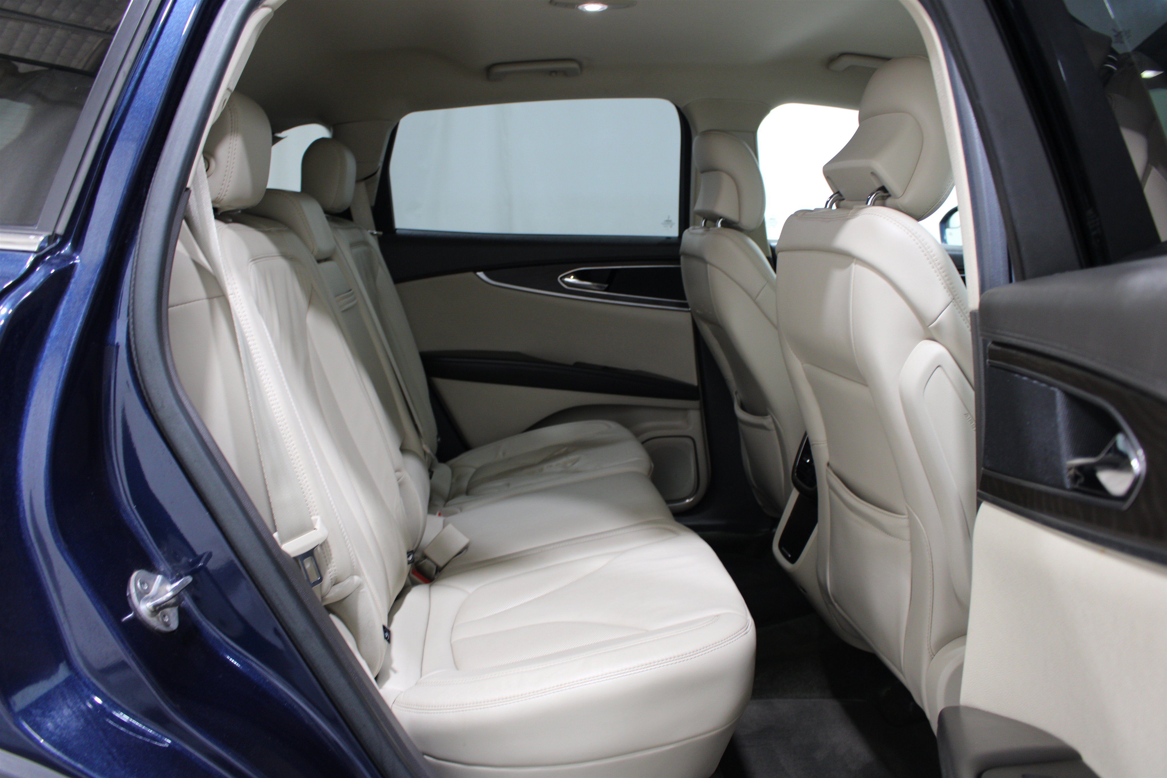 Used 2017 Lincoln MKX Select w/ Enhanced Security Package FWD image 24