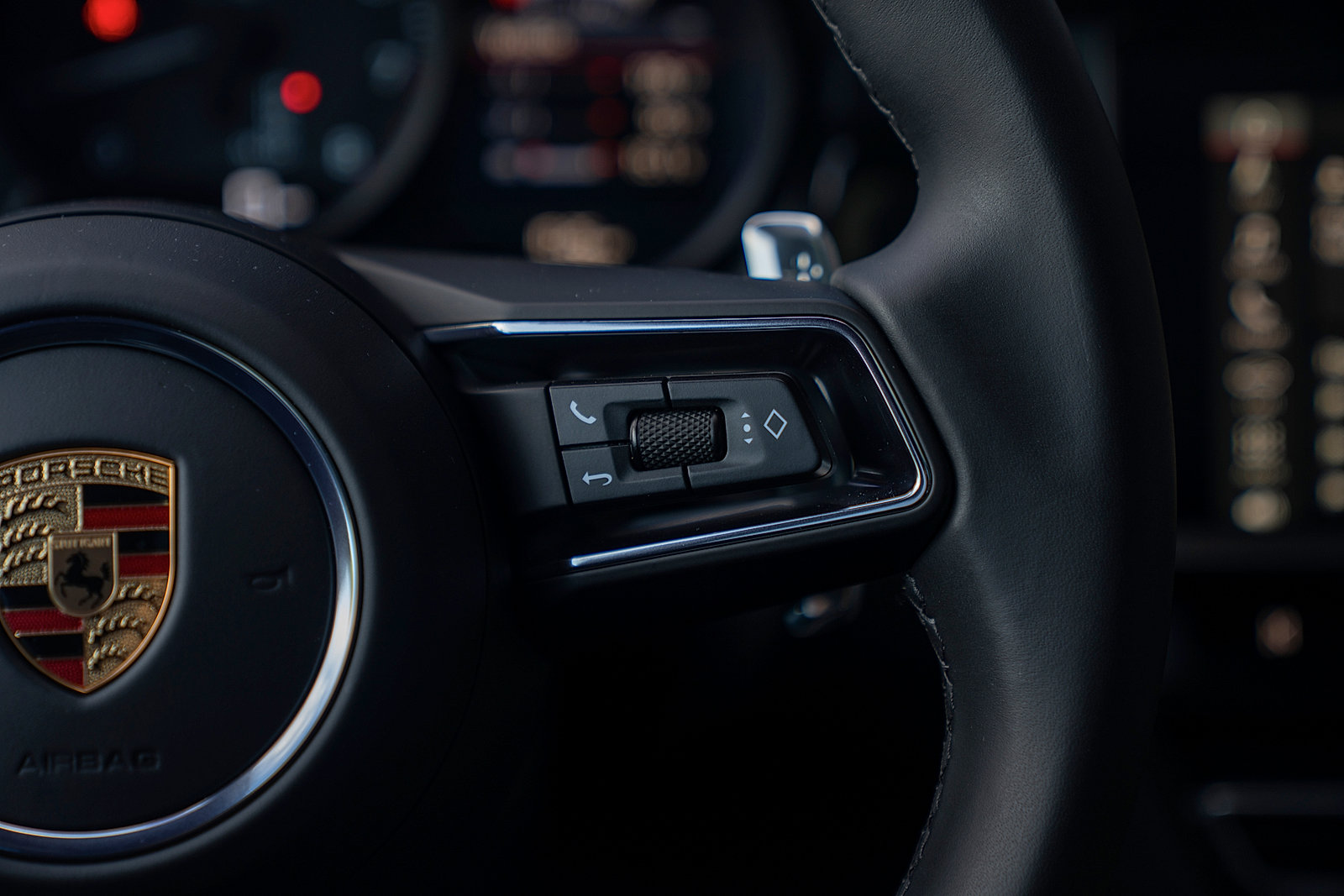 Certified 2025 Porsche Macan AWD/4WD image 8