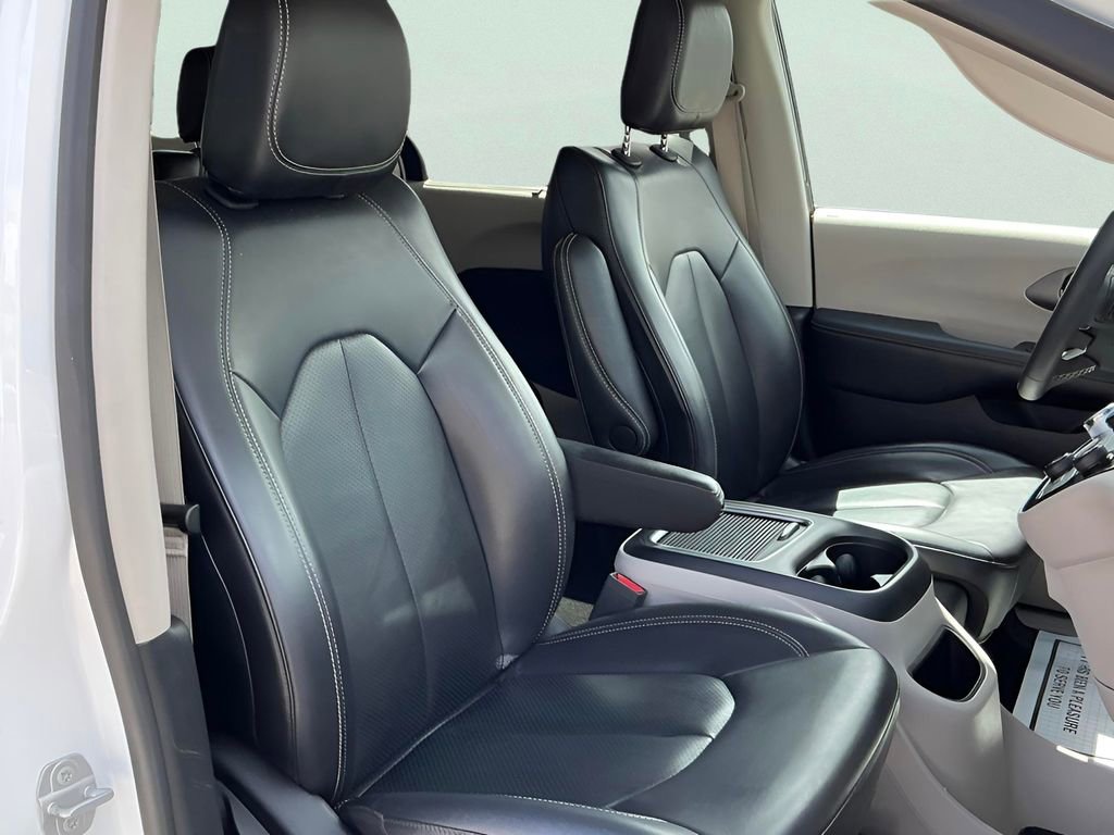 Used 2023 Chrysler Pacifica Touring-L image 16