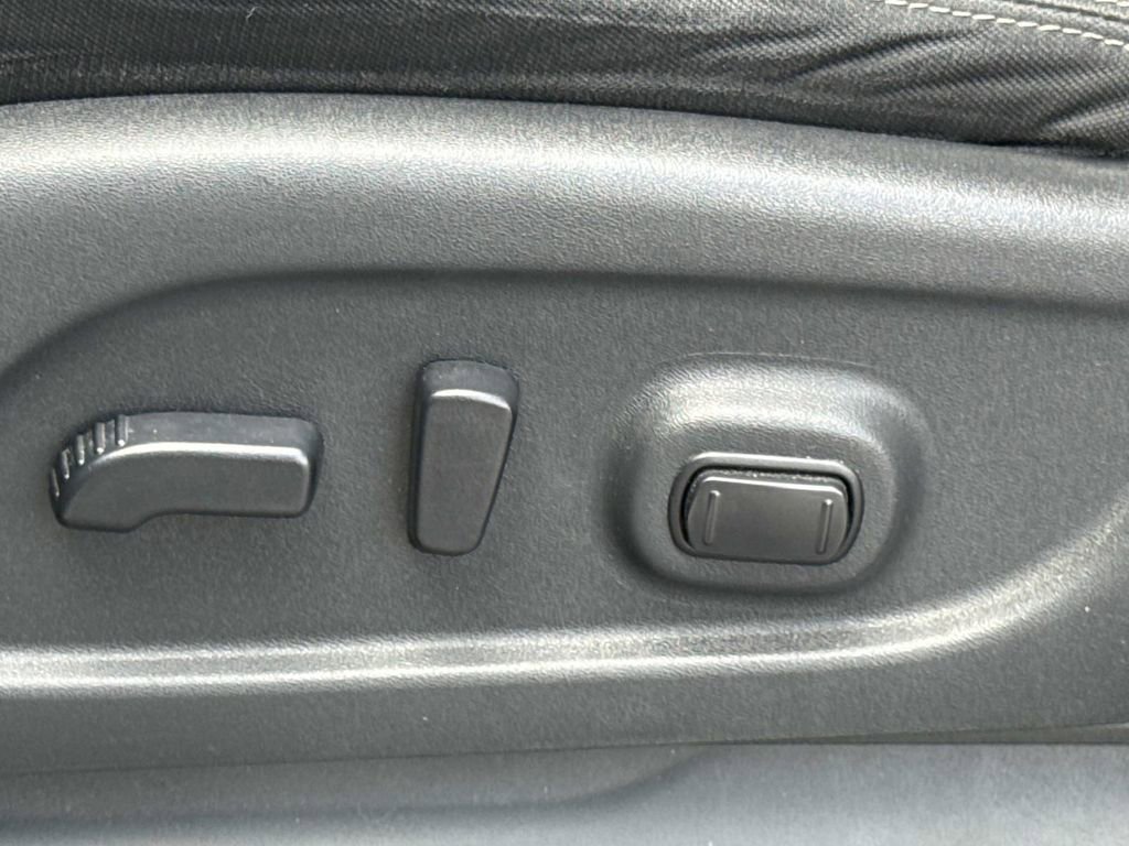 Used 2018 Nissan Titan SV w/ SV Convenience Package RWD image 19