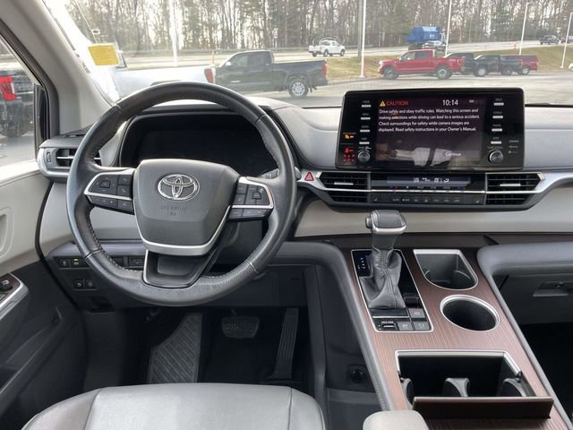 Used 2022 Toyota Sienna XLE image 16