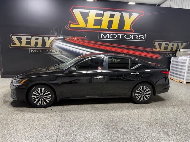 Used 2024 Nissan Altima 2.5 SV FWD image 3