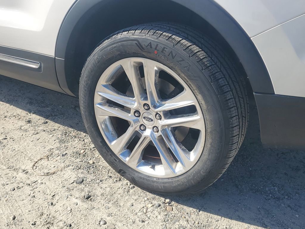 Used 2017 Ford Explorer XLT w/ Equipment Group 202A image 5