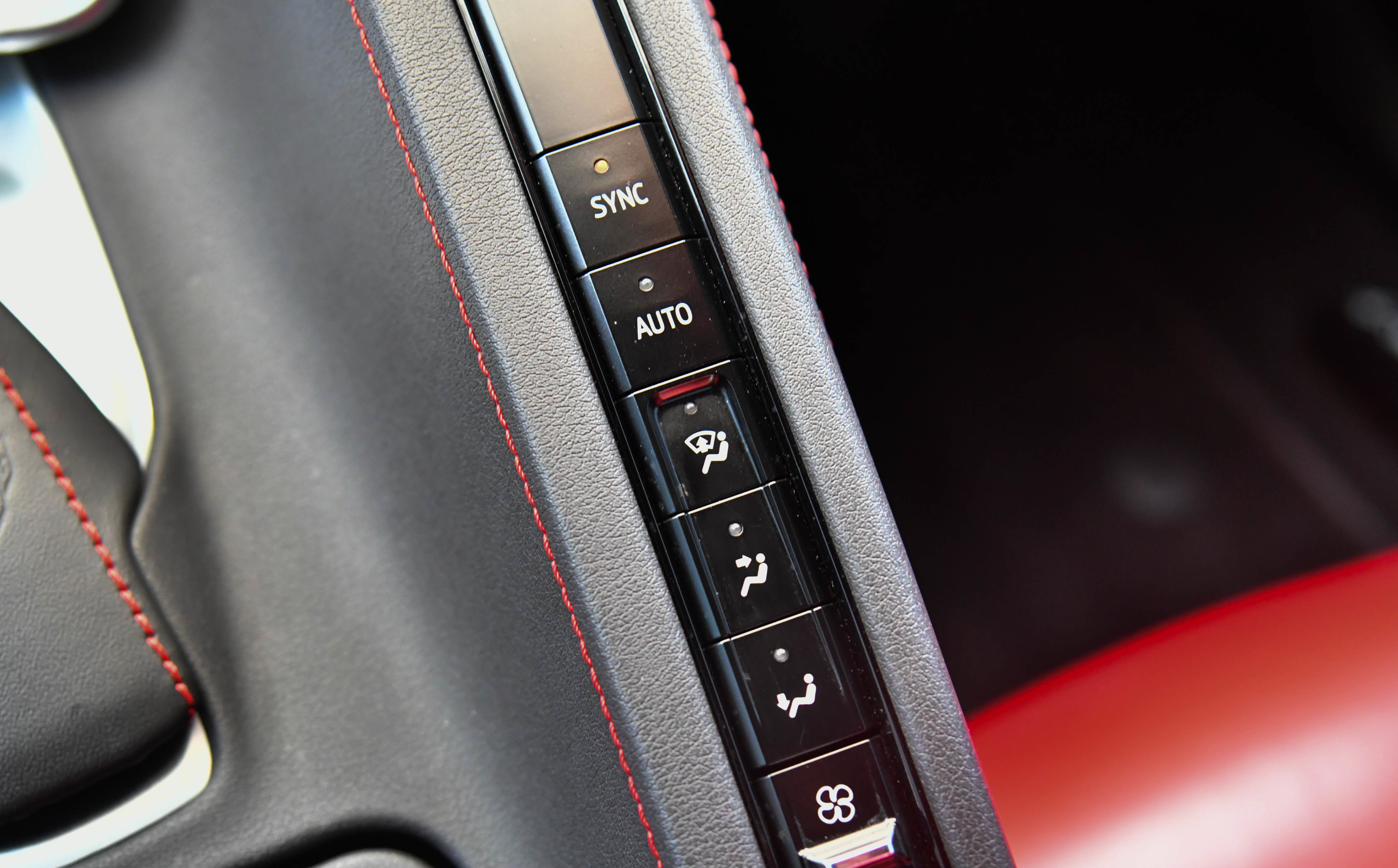 Used 2024 Chevrolet Corvette Stingray Convertible w/ 1LT image 32