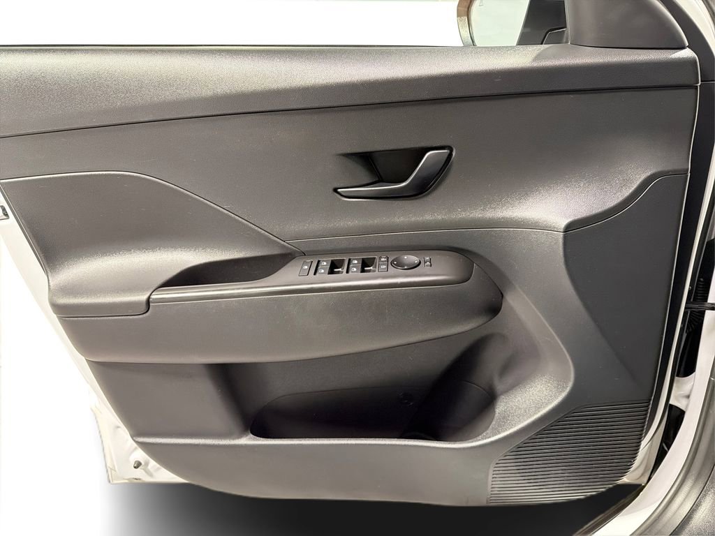 Used 2025 Hyundai Kona SE image 18