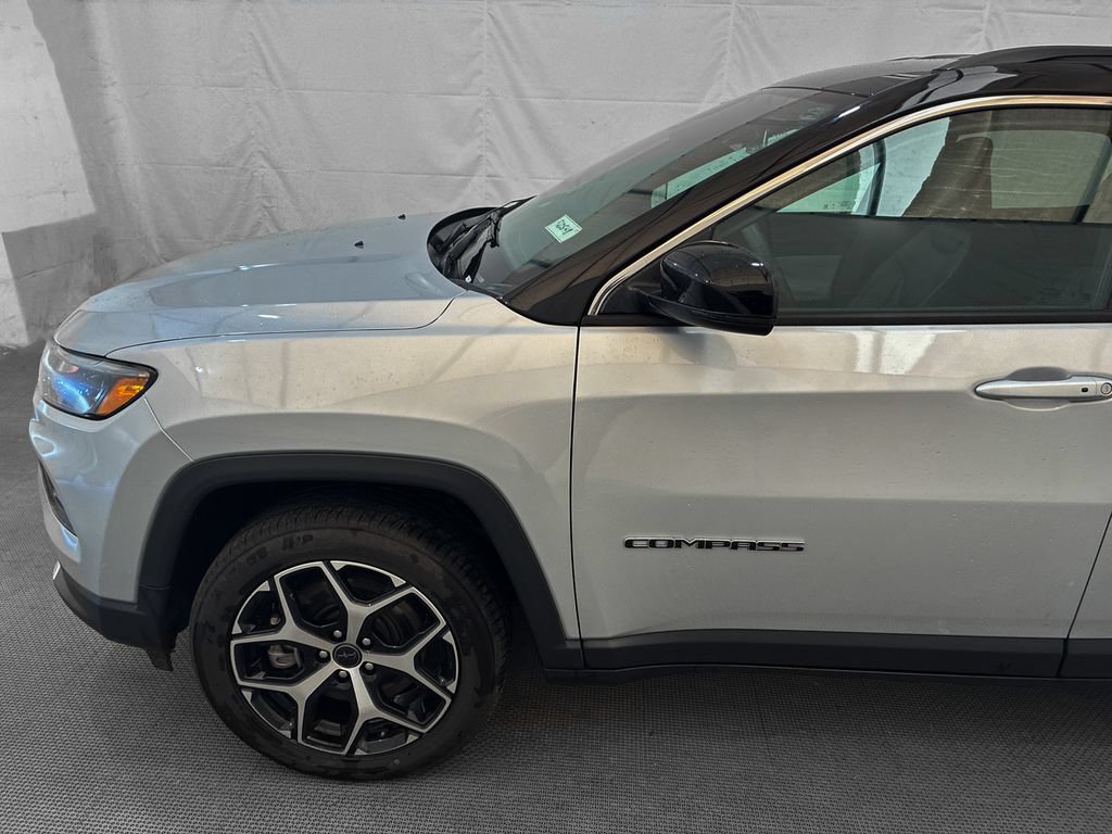 Used 2025 Jeep Compass Limited AWD/4WD image 3
