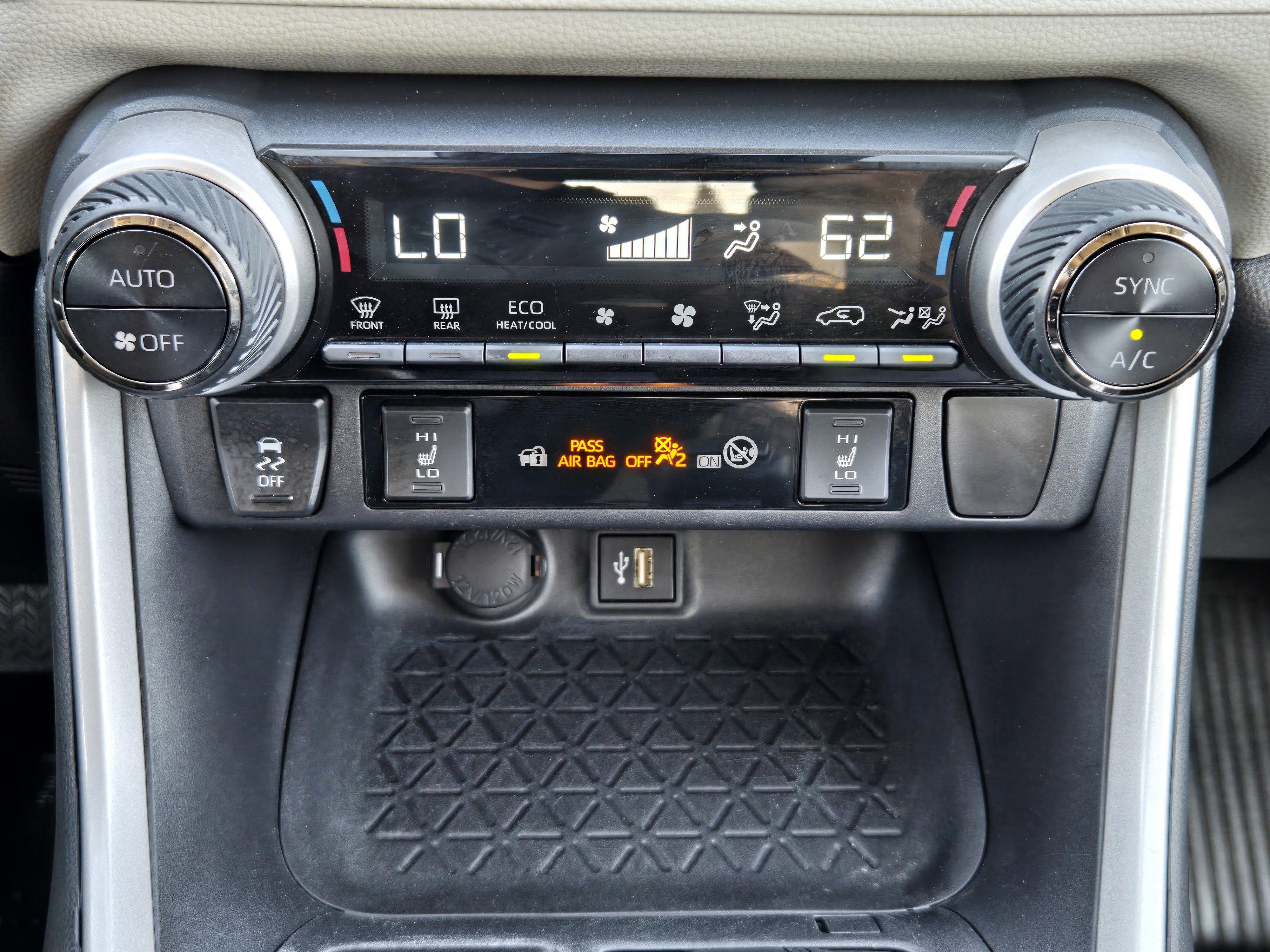 Used 2024 Toyota RAV4 XLE w/ Convenience Package image 25