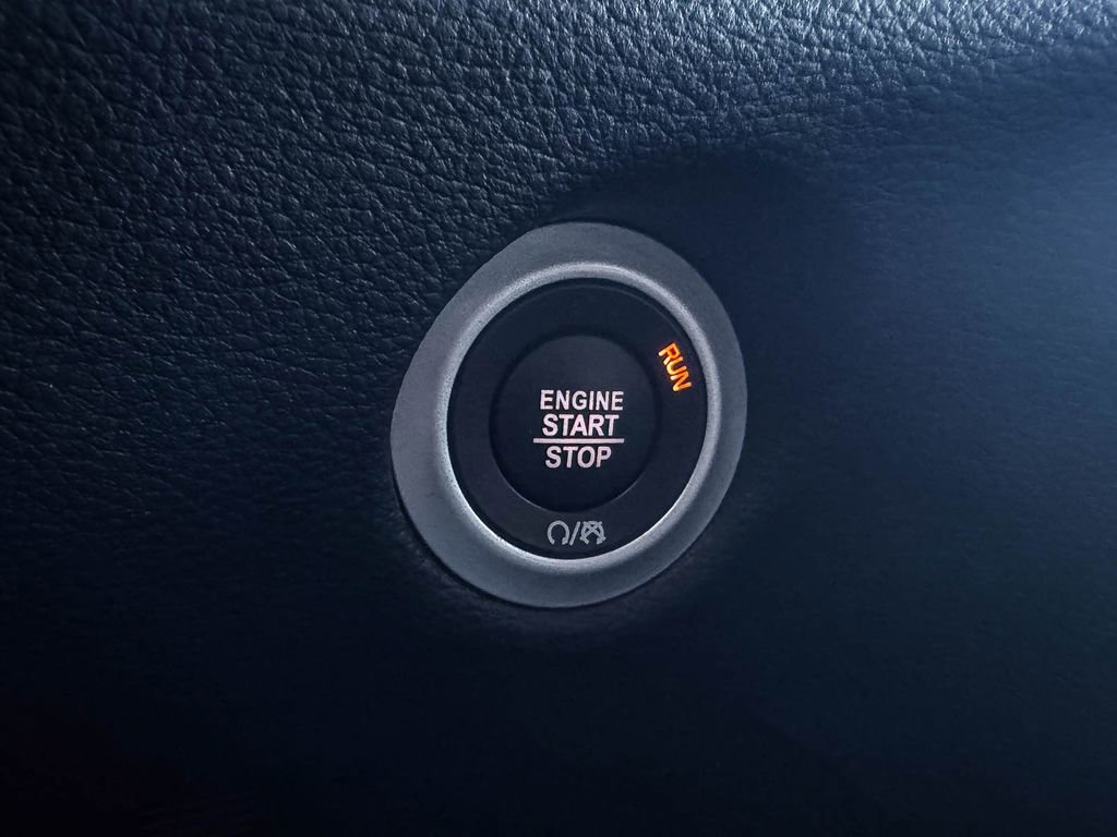 Used 2025 Chrysler Pacifica Premium image 26