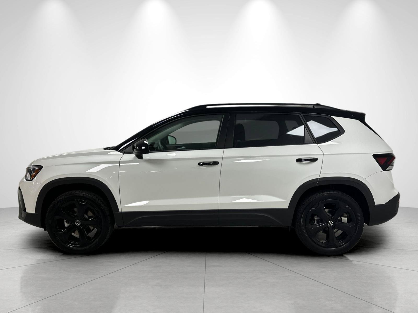 New 2026 Volkswagen Taos SE AWD/4WD image 2
