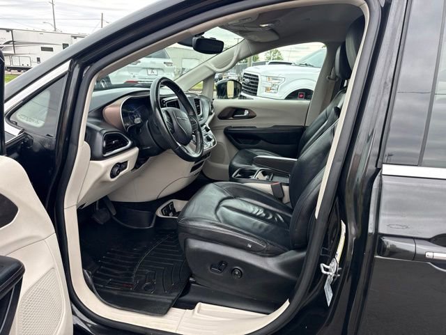 Used 2017 Chrysler Pacifica Touring-L w/ Tire & Wheel Group FWD image 9