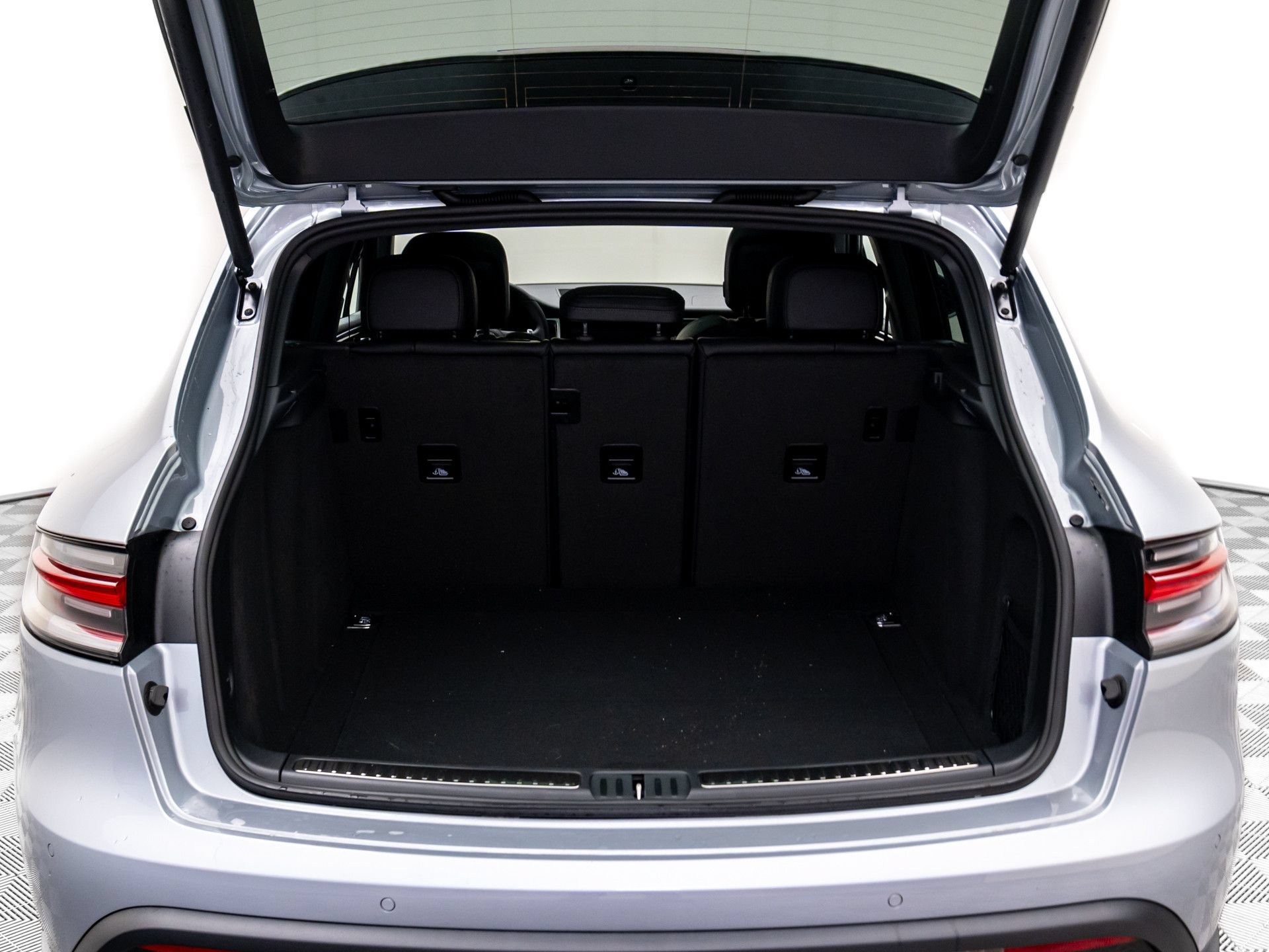 Certified 2026 Porsche Macan AWD/4WD image 33