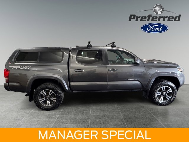 Used 2017 Toyota Tacoma TRD Sport AWD/4WD image 8