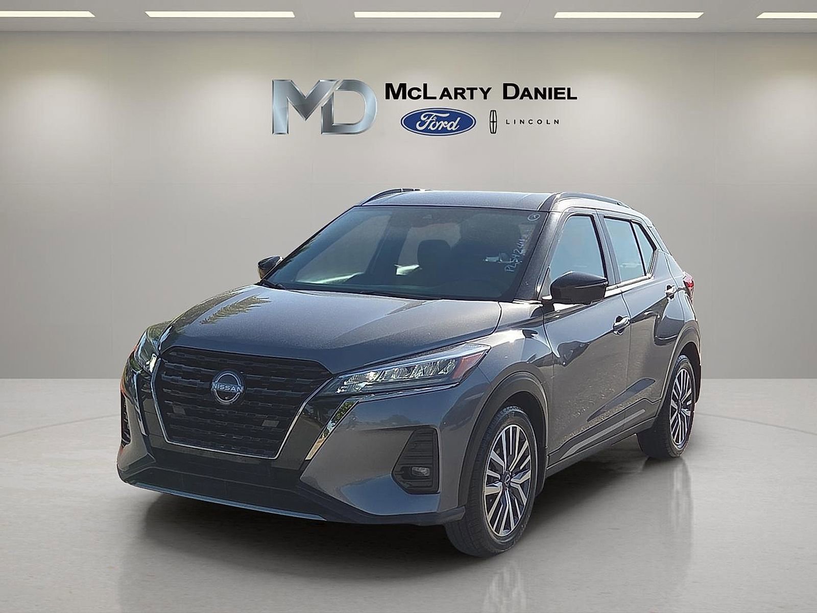 Used 2023 Nissan Kicks SR FWD image 2