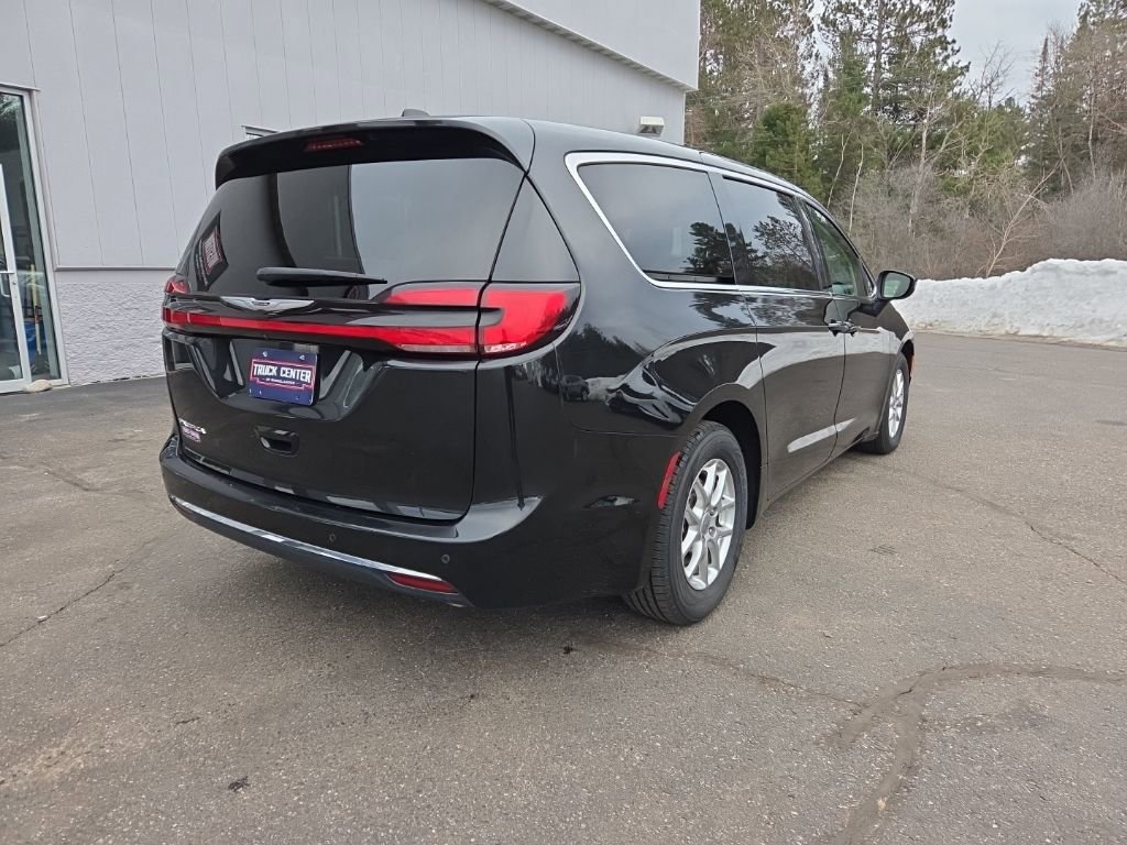 Used 2023 Chrysler Pacifica Touring-L FWD image 3