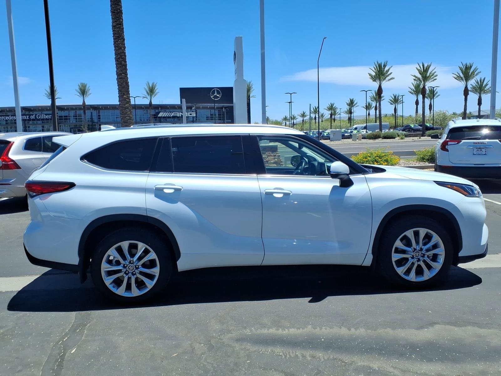 Used 2023 Toyota Highlander Limited AWD/4WD image 3