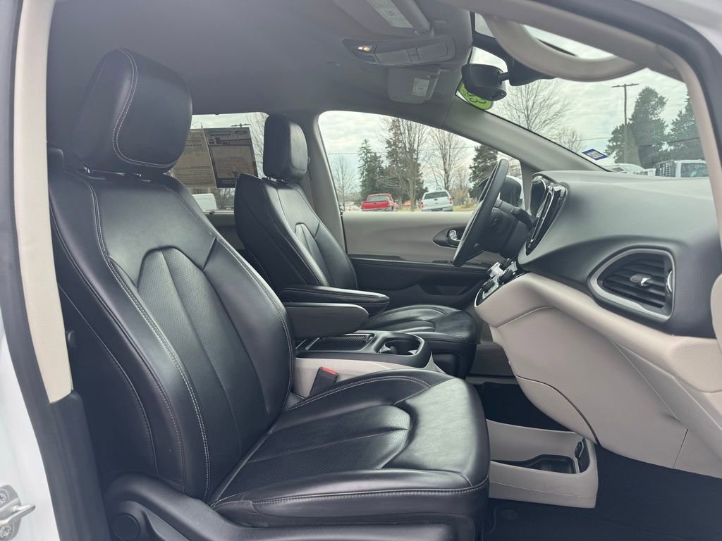 Used 2023 Chrysler Pacifica Touring-L image 17