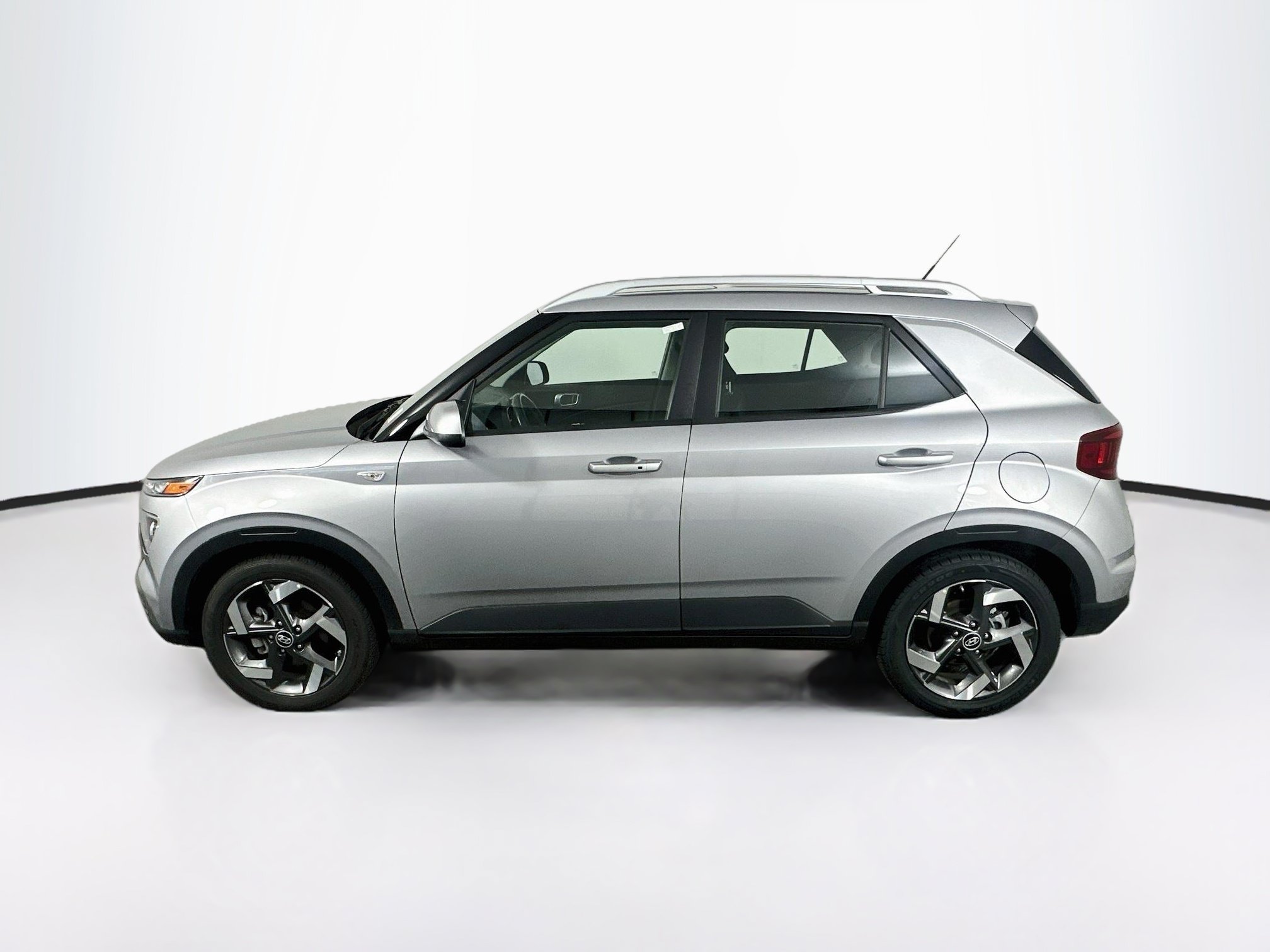 Used 2025 Hyundai Venue SEL FWD image 4