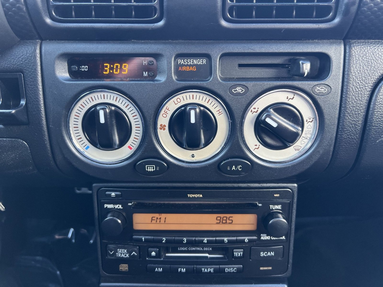 Used 2003 Toyota MR2 Base image 18