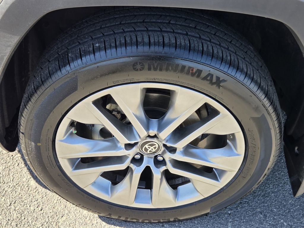 Used 2023 Toyota RAV4 XLE Premium image 15