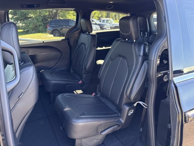 Used 2026 Chrysler Pacifica Select AWD/4WD image 15