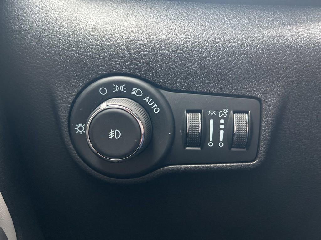 Used 2025 Jeep Compass Limited image 15