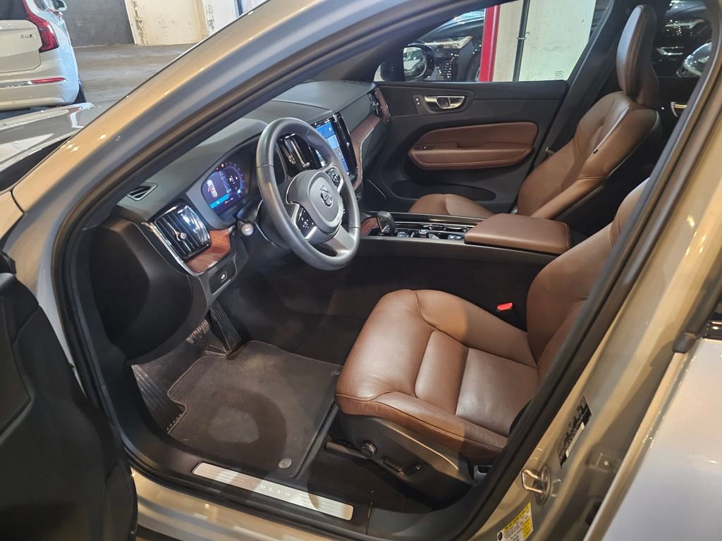 Certified 2023 Volvo XC60 B5 Plus w/ Climate Package image 17