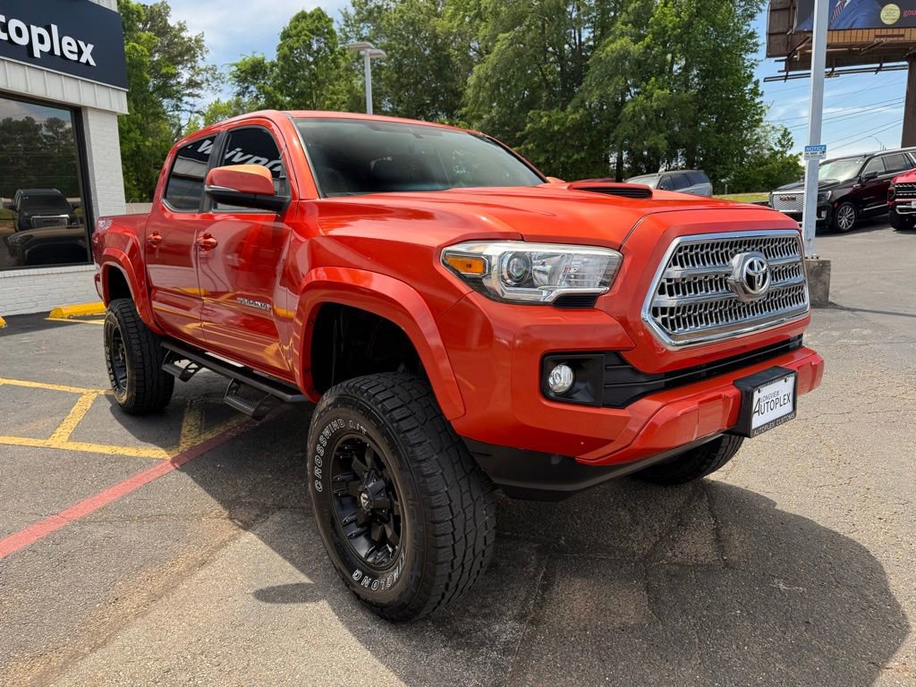 Used 2017 Toyota Tacoma TRD Sport w/ Tow Package (A/T) image 5