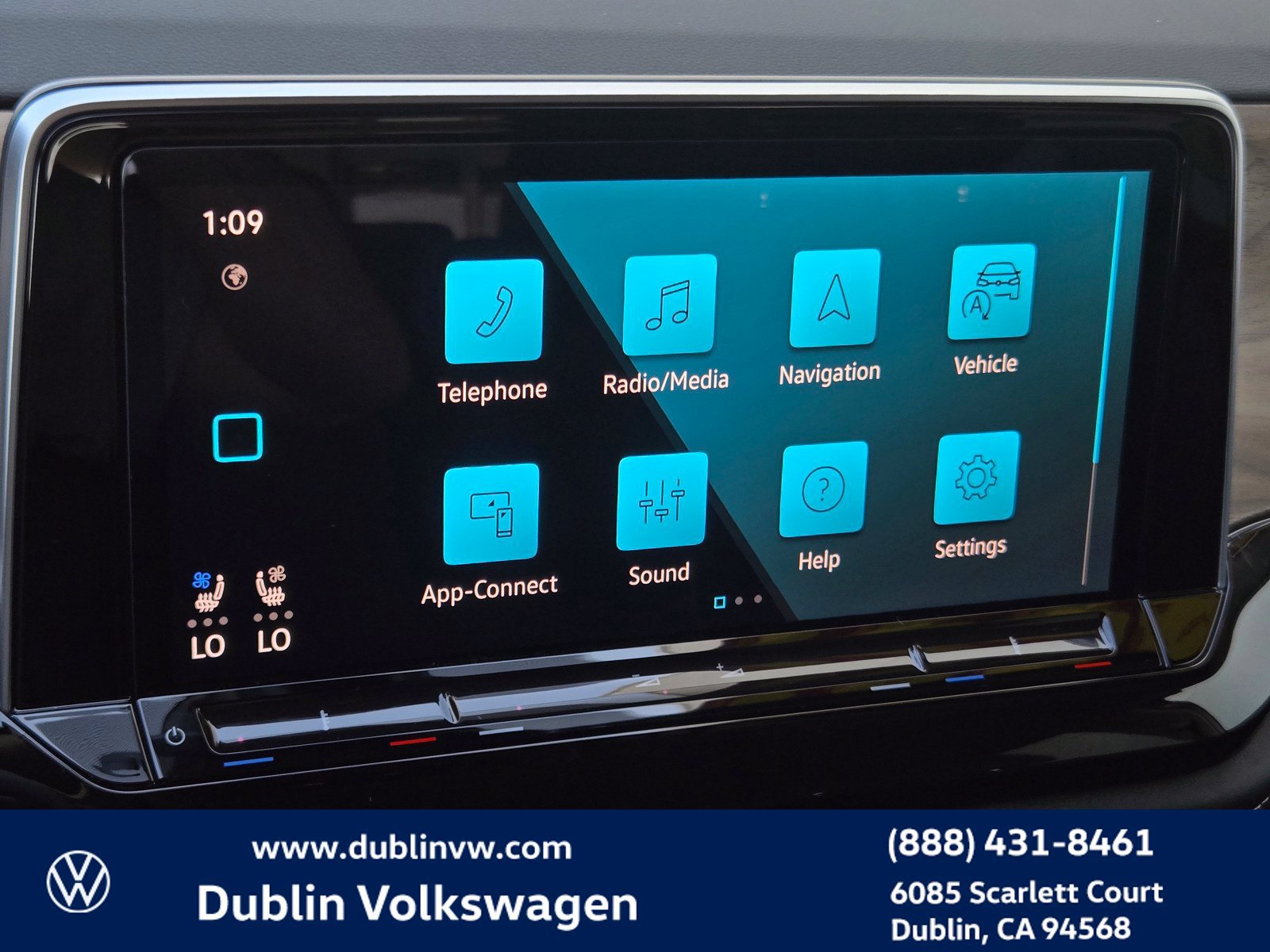 Used 2024 Volkswagen Atlas SE AWD/4WD image 16
