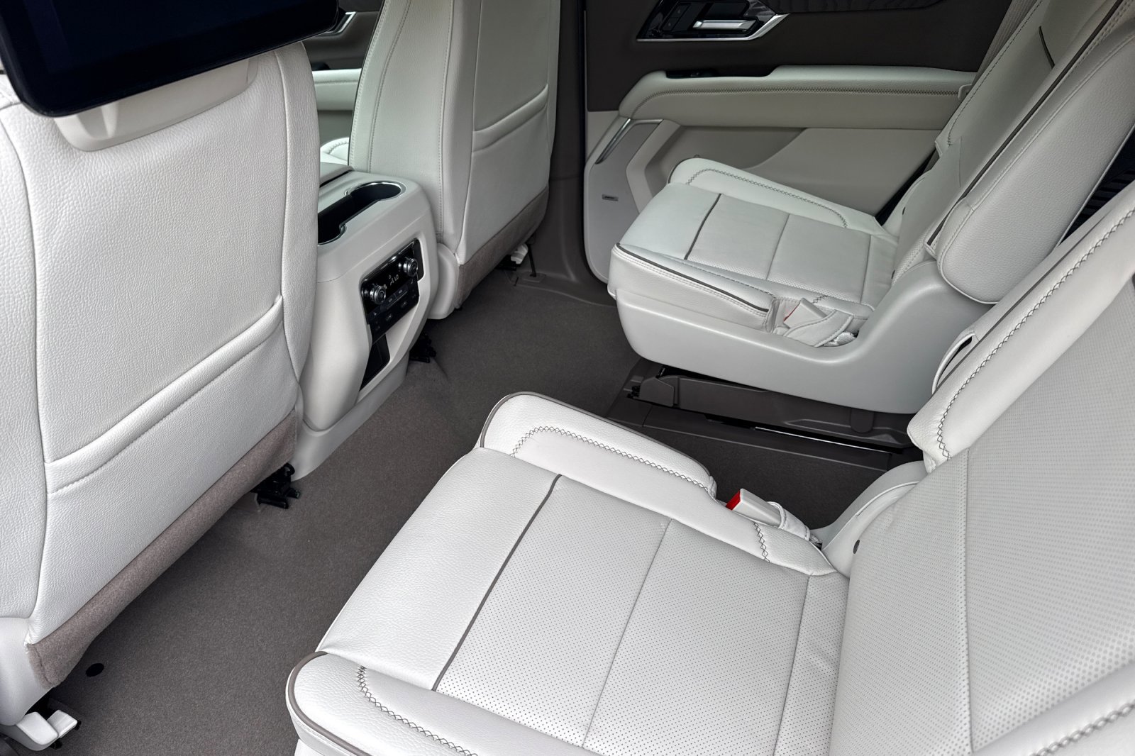 New 2026 GMC Yukon Denali w/ Denali Reserve Package AWD/4WD image 13