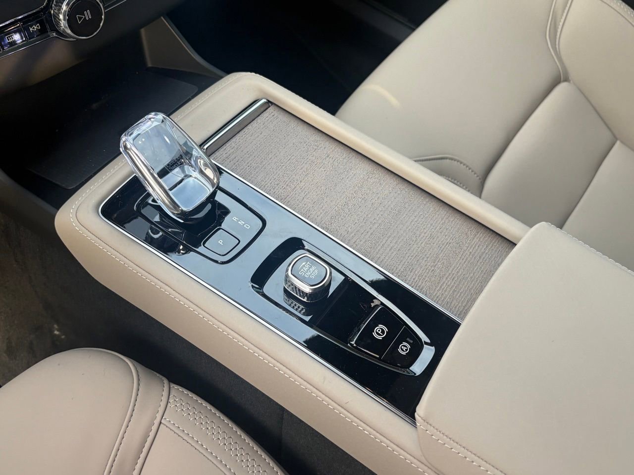 New 2026 Volvo XC90 B6 Plus w/ Protection Package Premier AWD/4WD image 13