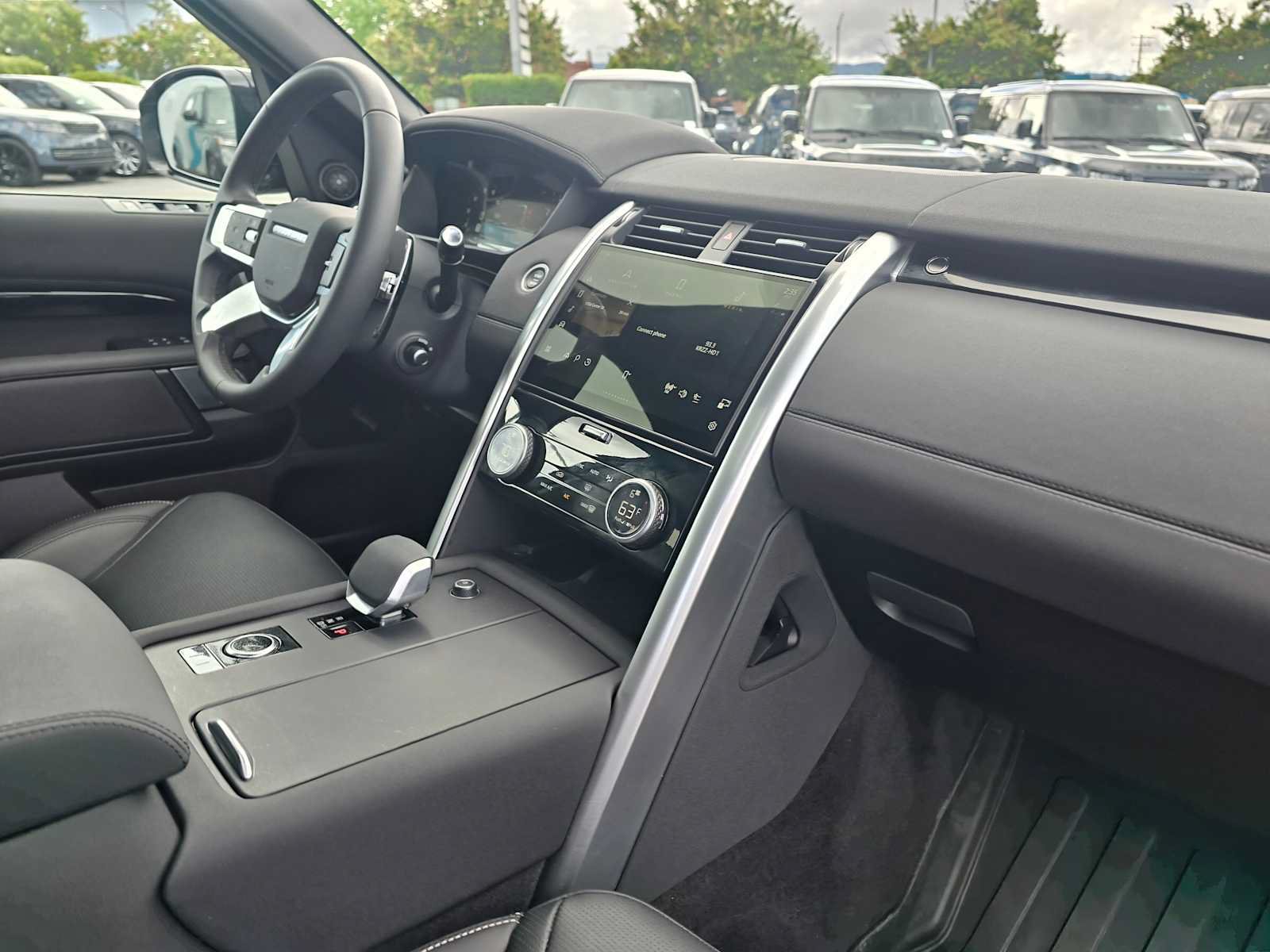 Used 2025 Land Rover Discovery S image 12