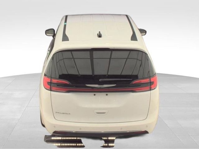 Used 2025 Chrysler Pacifica Select image 6