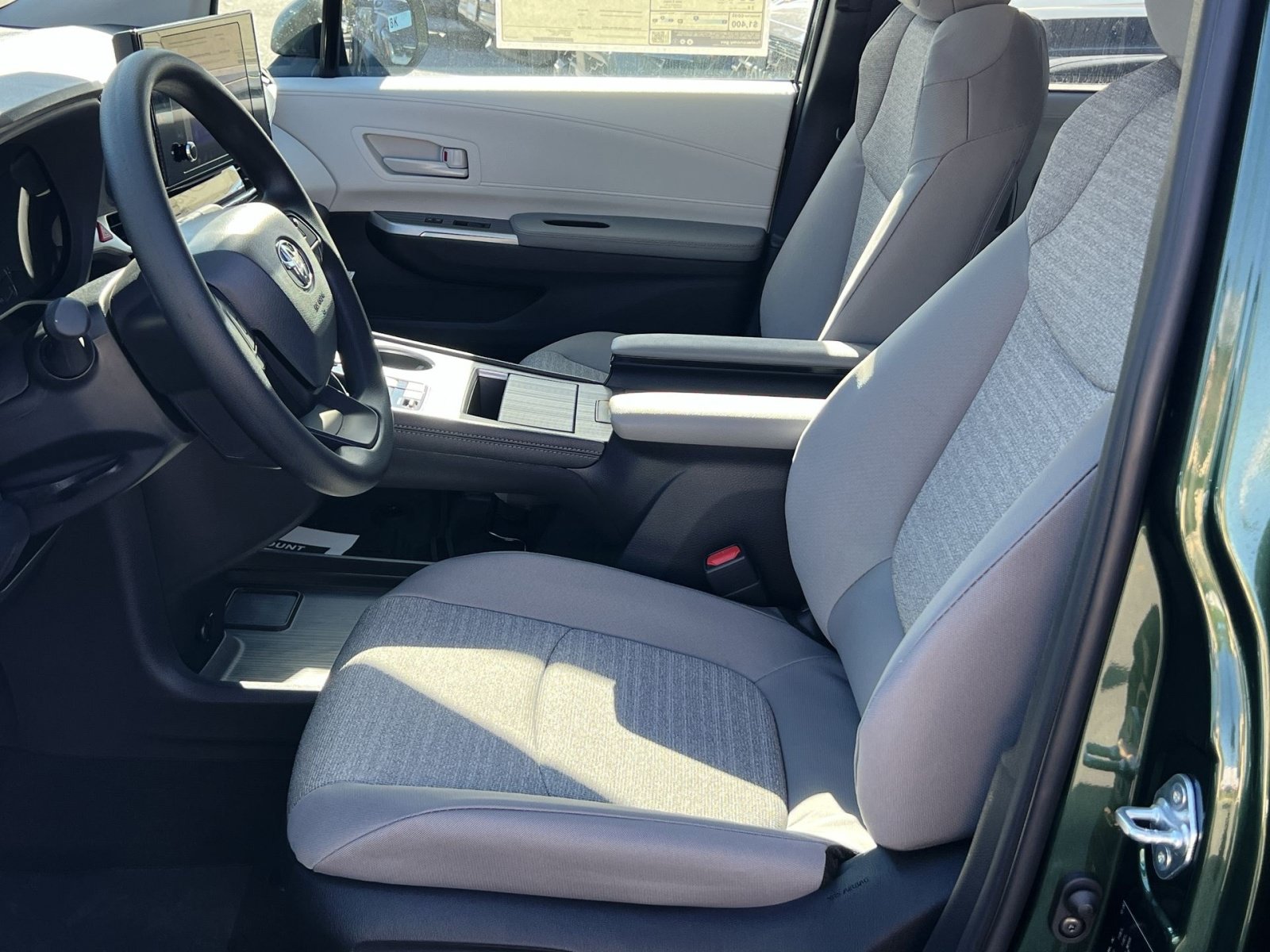 New 2026 Toyota Sienna LE FWD image 7