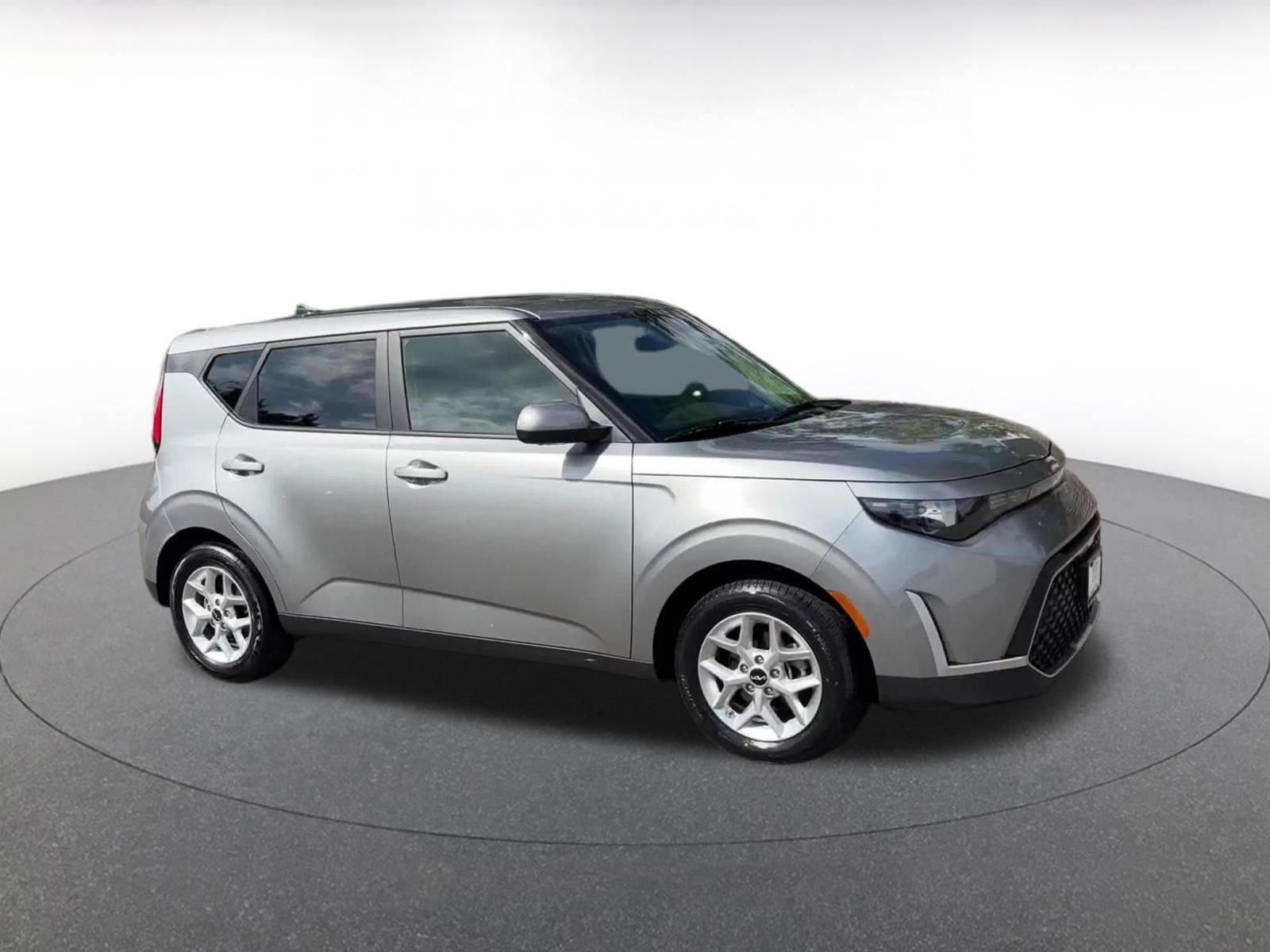 Used 2025 Kia Soul LX w/ LX Technology Package FWD image 2