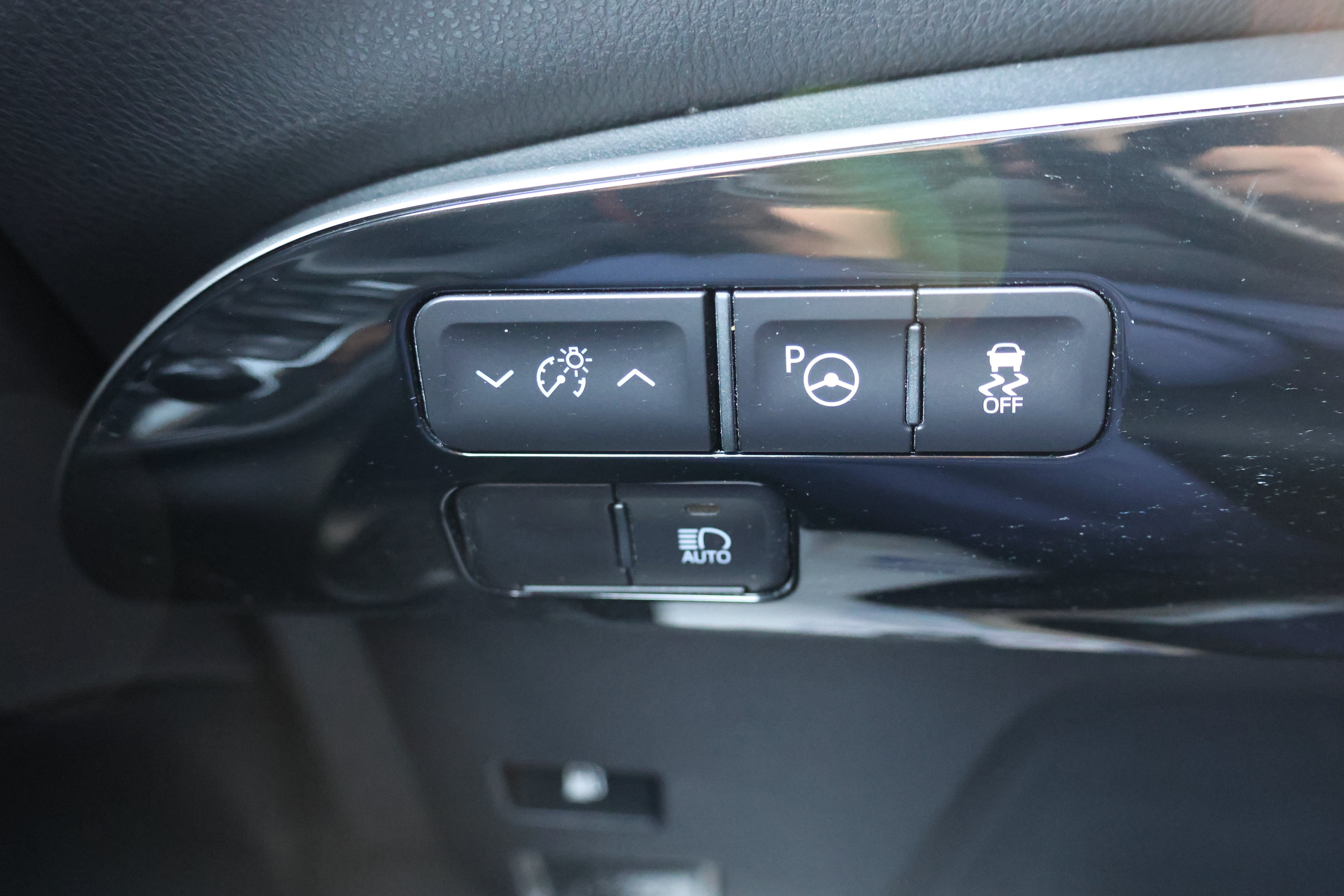 Certified 2020 Toyota Prius XLE AWD/4WD image 33
