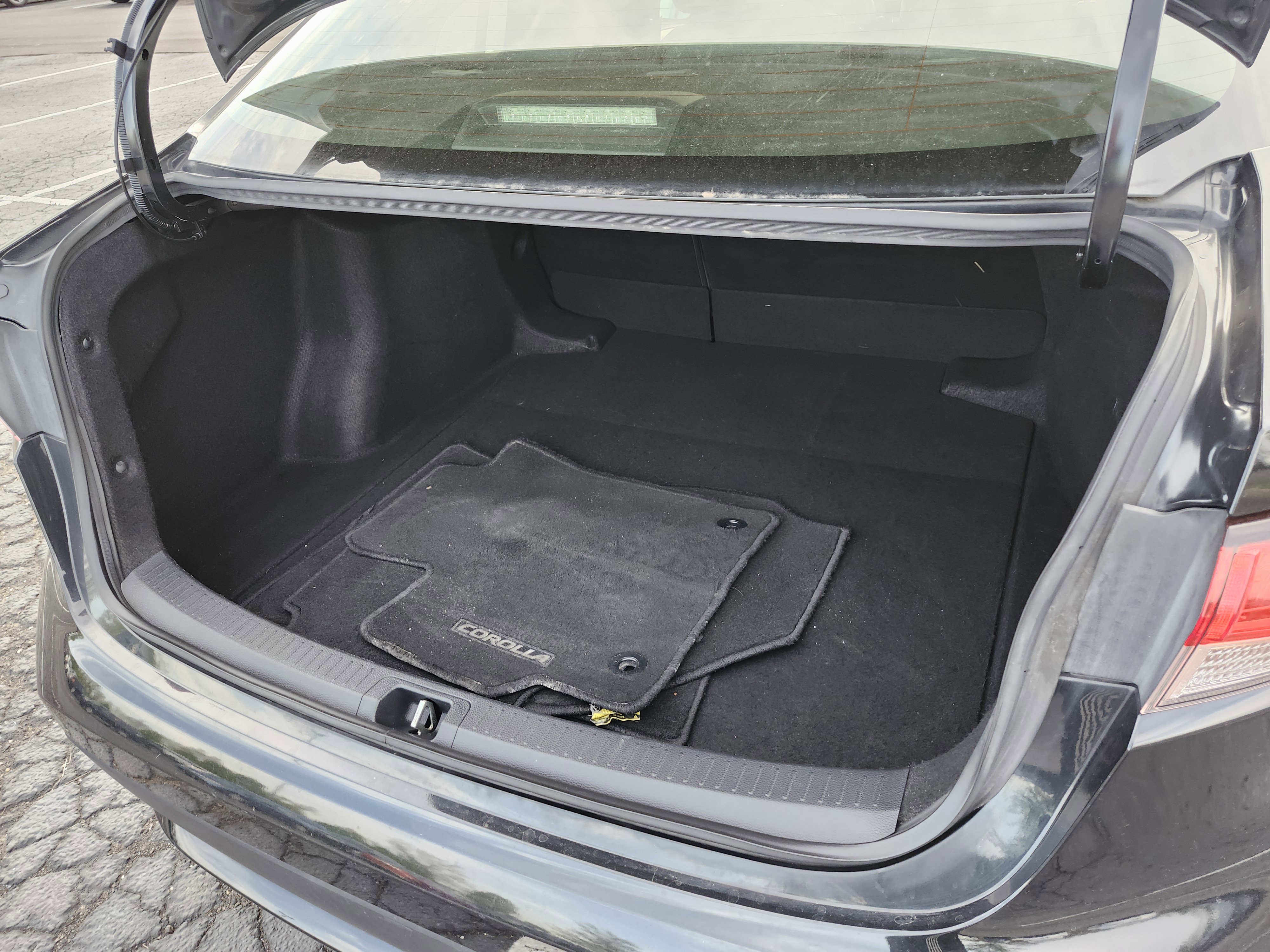 Used 2020 Toyota Corolla LE FWD image 19