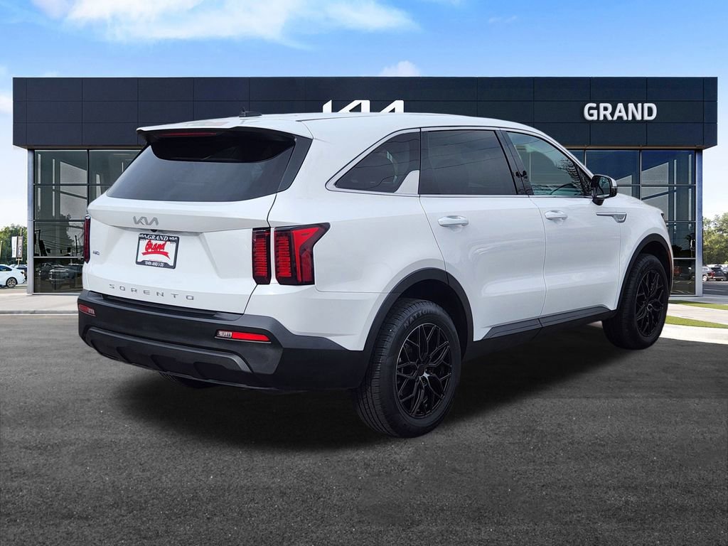 Used 2022 Kia Sorento LX image 5