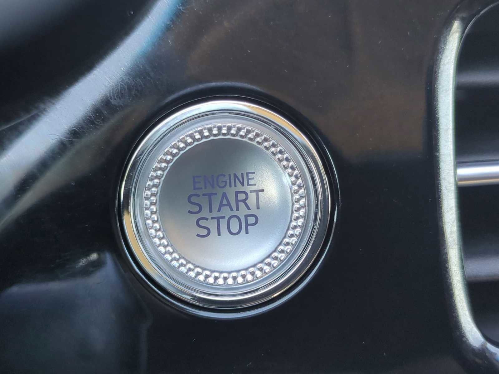 Used 2025 Genesis G70 2.5T image 17