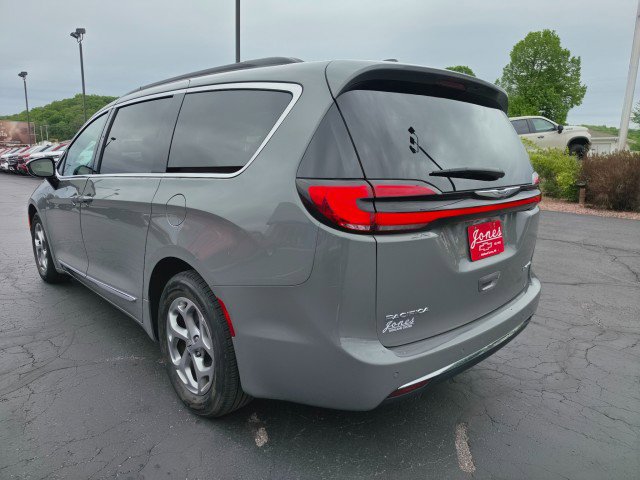 Used 2023 Chrysler Pacifica Limited FWD image 3