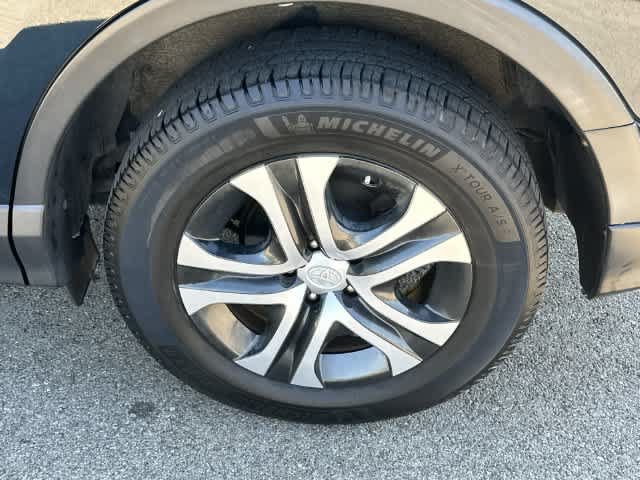 Used 2017 Toyota RAV4 LE AWD/4WD image 5