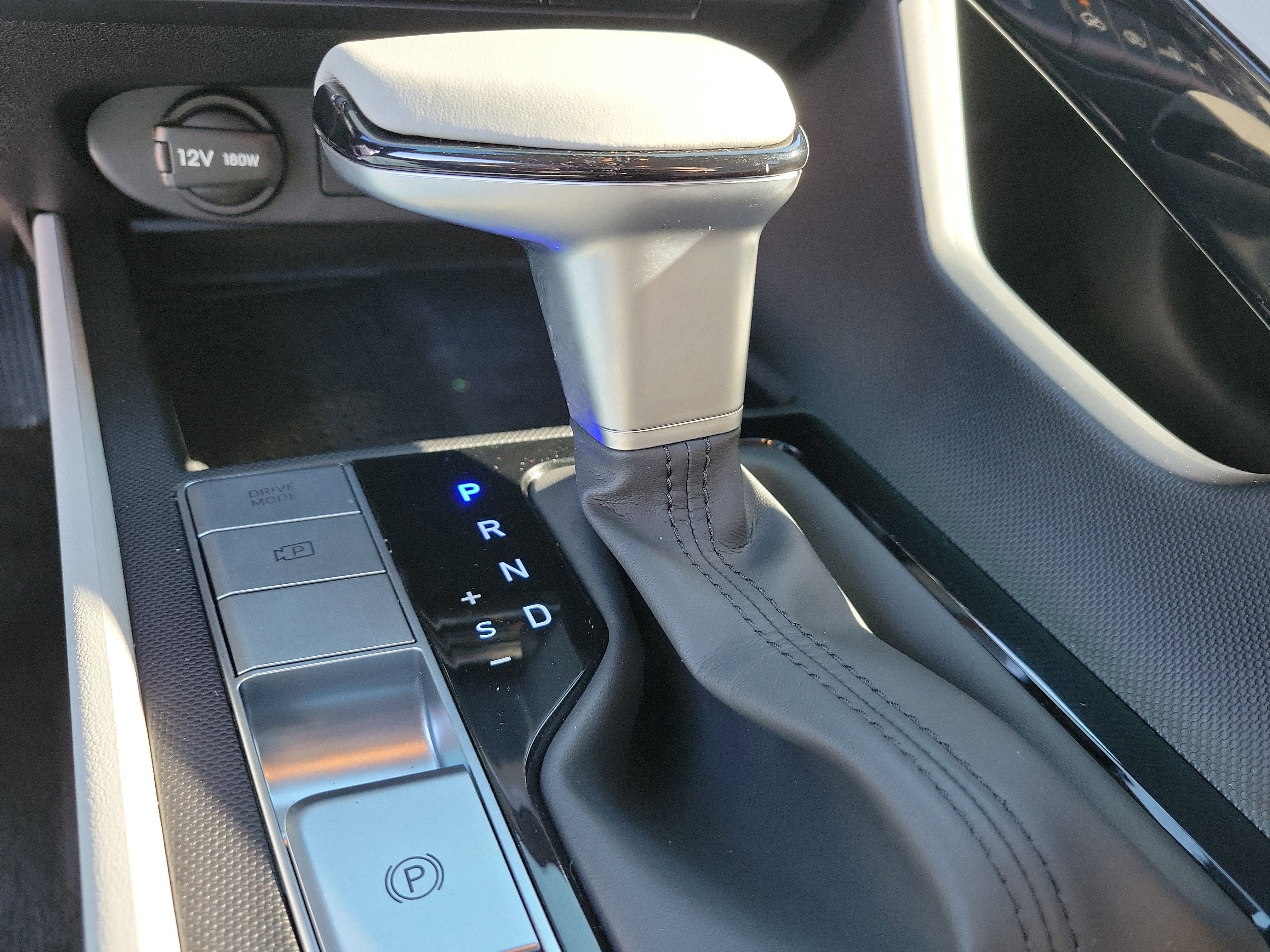 Used 2023 Hyundai Elantra Limited image 32