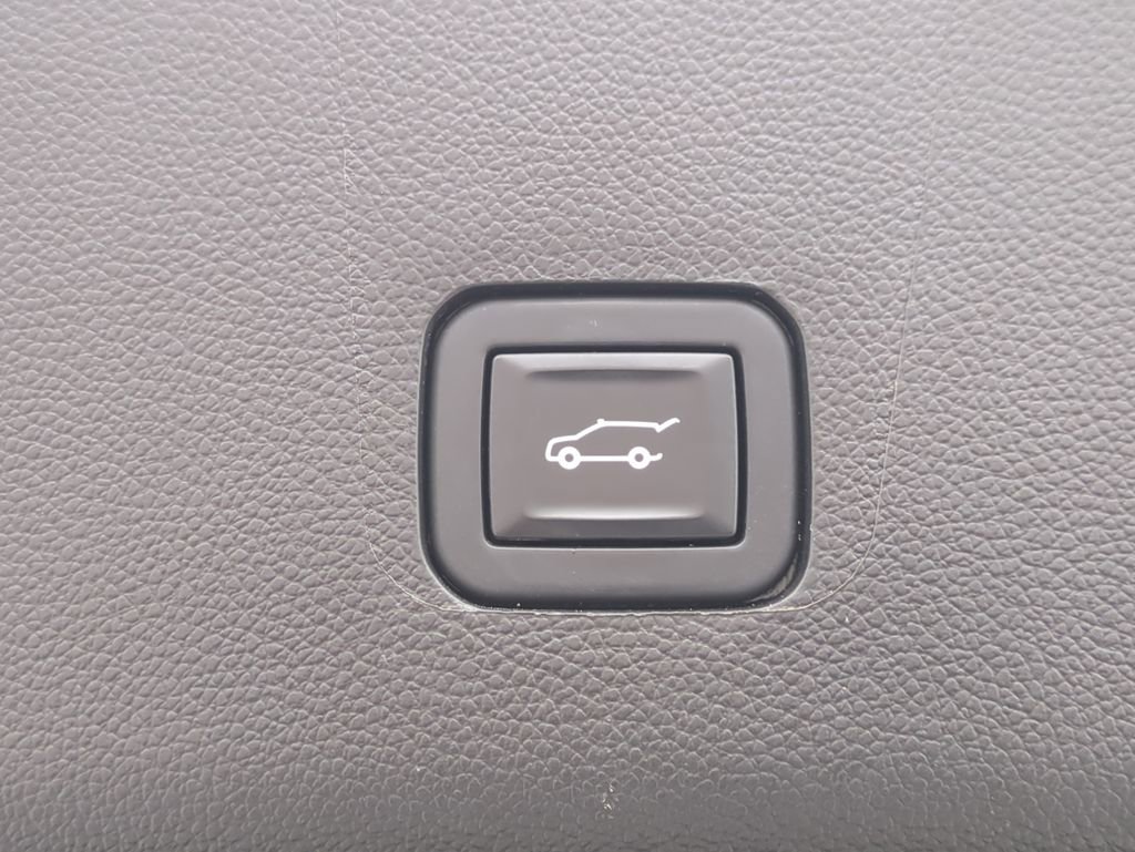 Used 2020 Chevrolet Traverse RS image 15