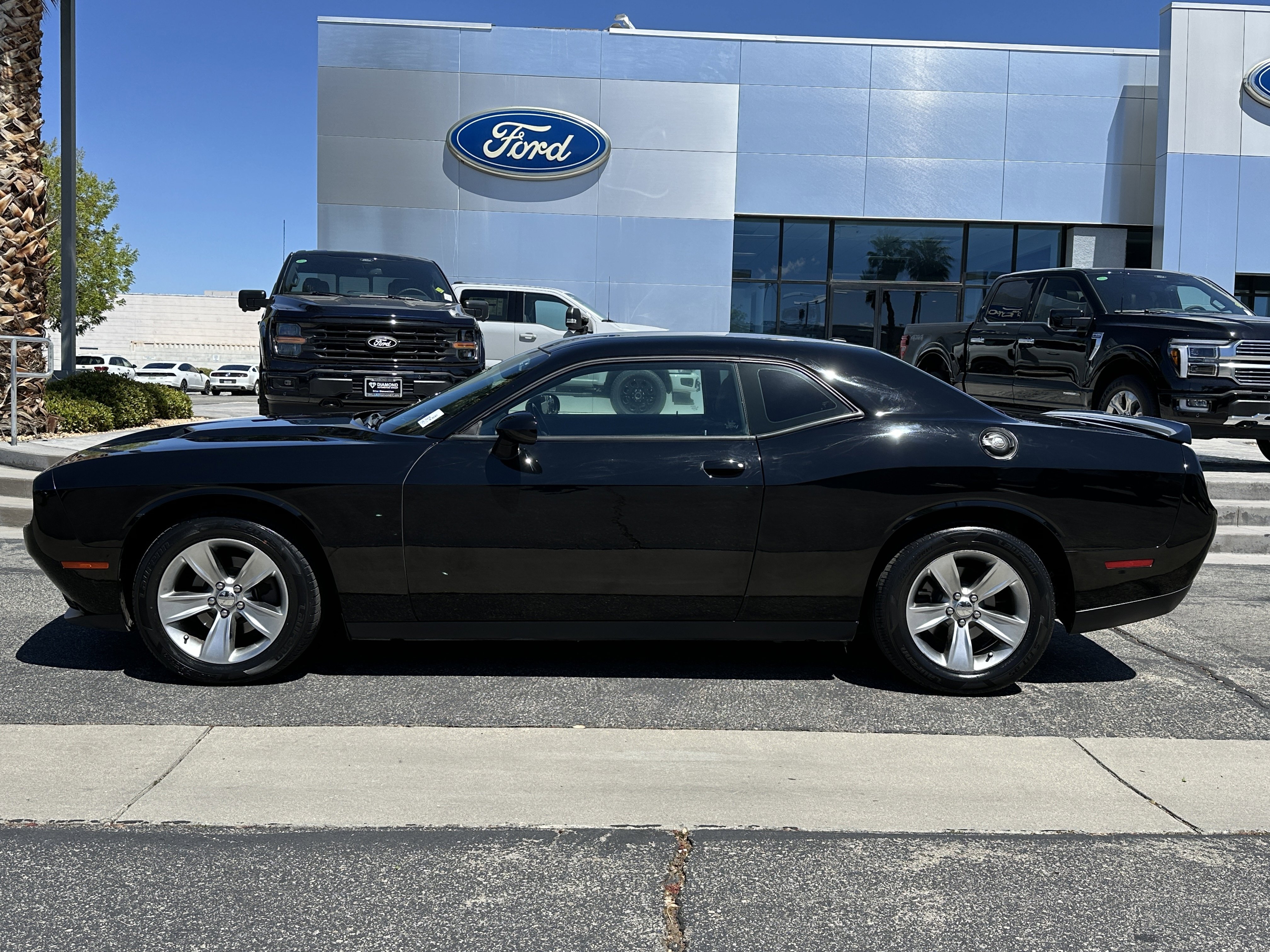 Used 2018 Dodge Challenger SXT image 3