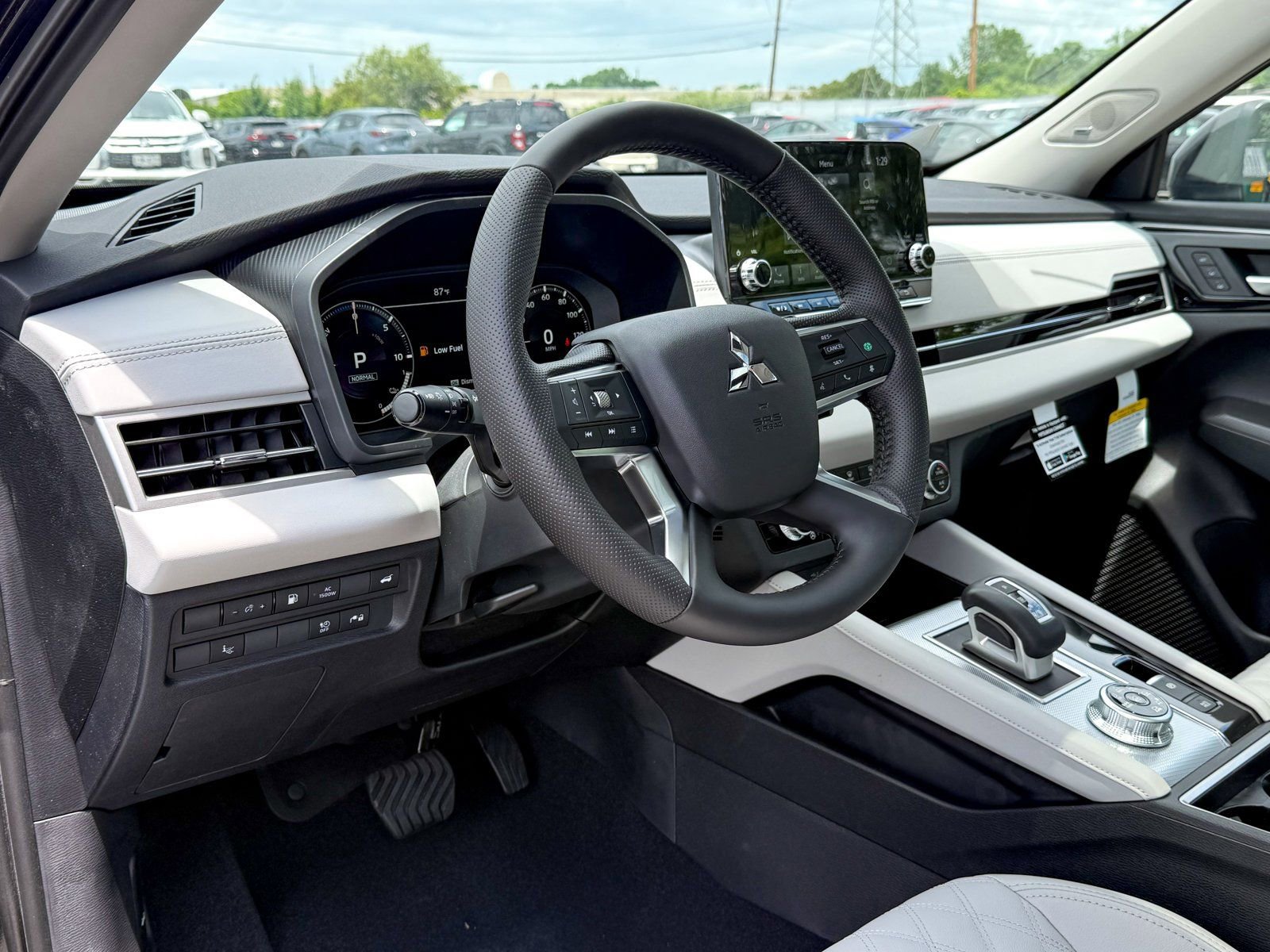 New 2025 Mitsubishi Outlander SEL image 3