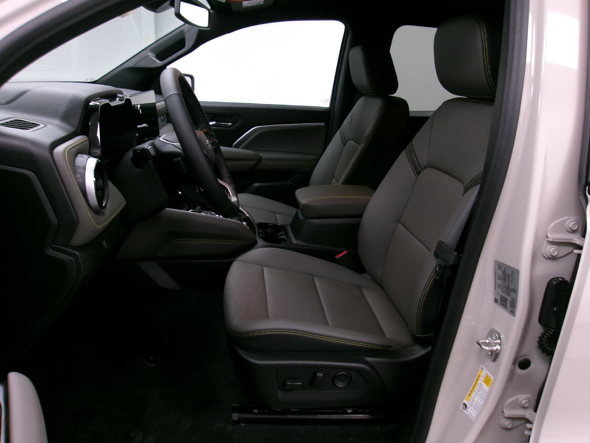 New 2026 Chevrolet Colorado ZR2 w/ Technology Package AWD/4WD image 10