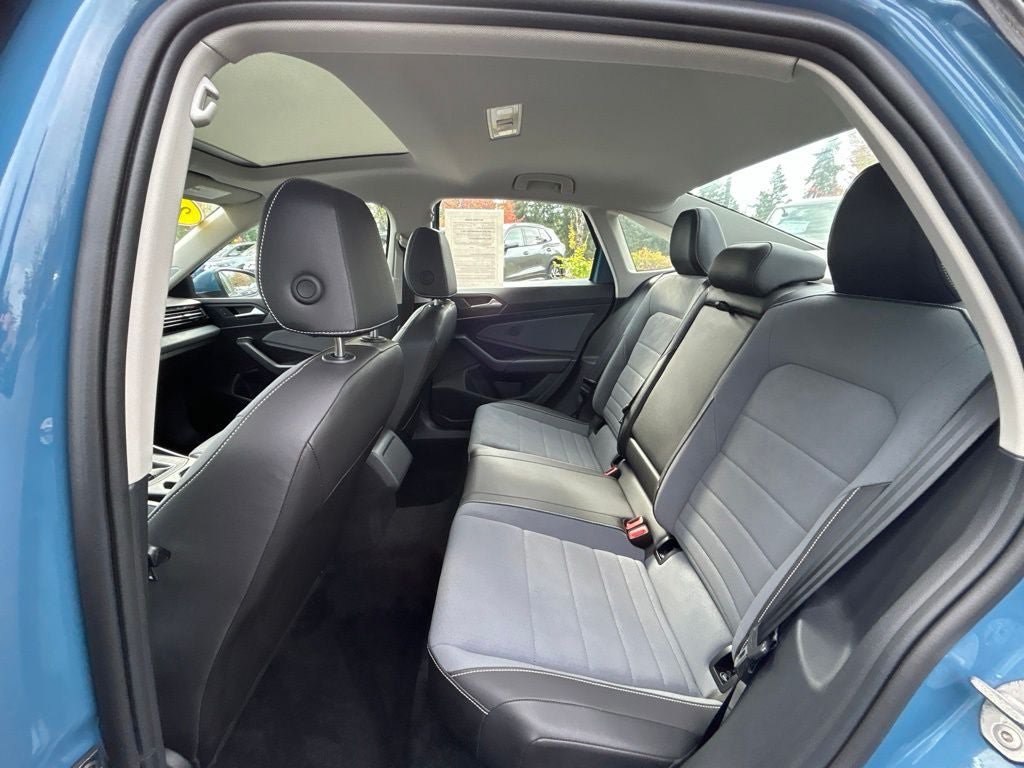 Used 2025 Volkswagen Jetta SE FWD image 13