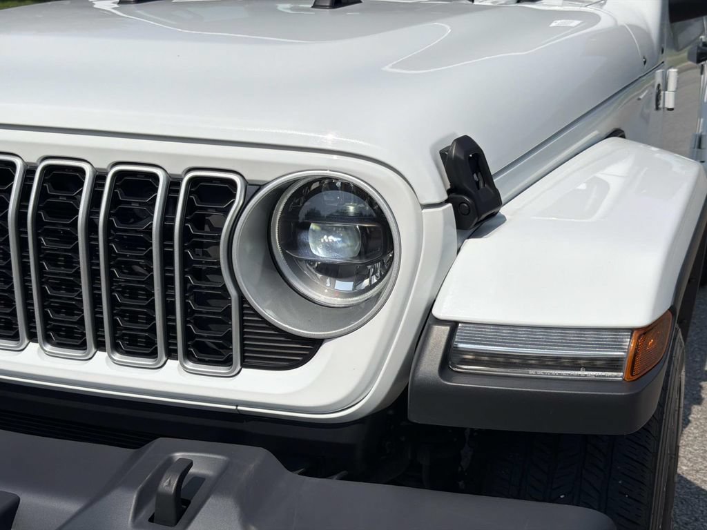 Used 2025 Jeep Wrangler Unlimited Sahara AWD/4WD image 10