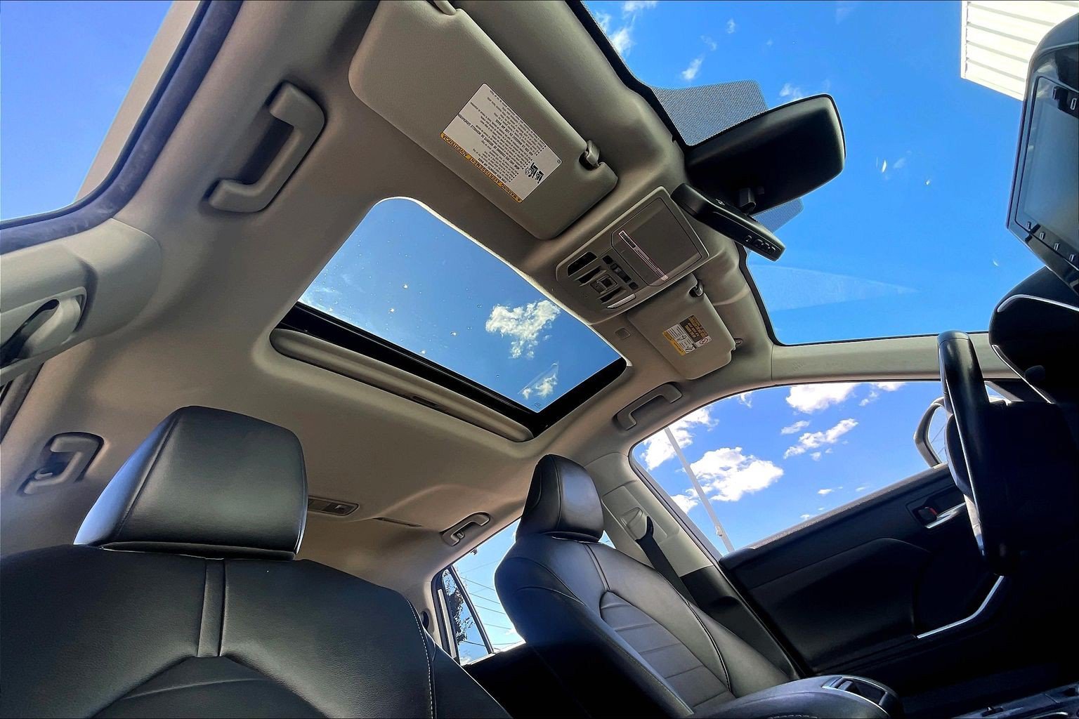 Used 2022 Toyota Highlander XLE FWD image 24