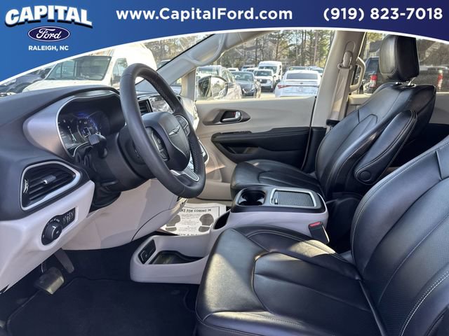 Used 2024 Chrysler Pacifica Touring-L image 17
