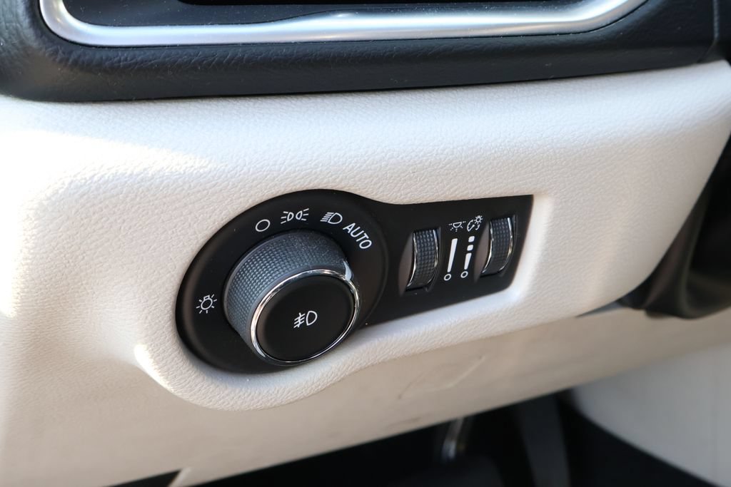Used 2017 Chrysler Pacifica Touring-L Plus FWD image 14